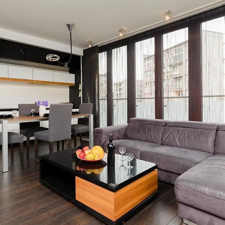 Warsaw Srodmiescie Riverside Three-Bedroom Apartment By Renters Exterior photo