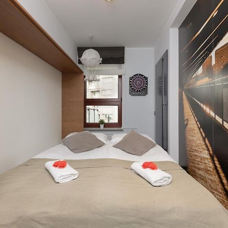 Warsaw Srodmiescie Riverside Three-Bedroom Apartment By Renters Exterior photo