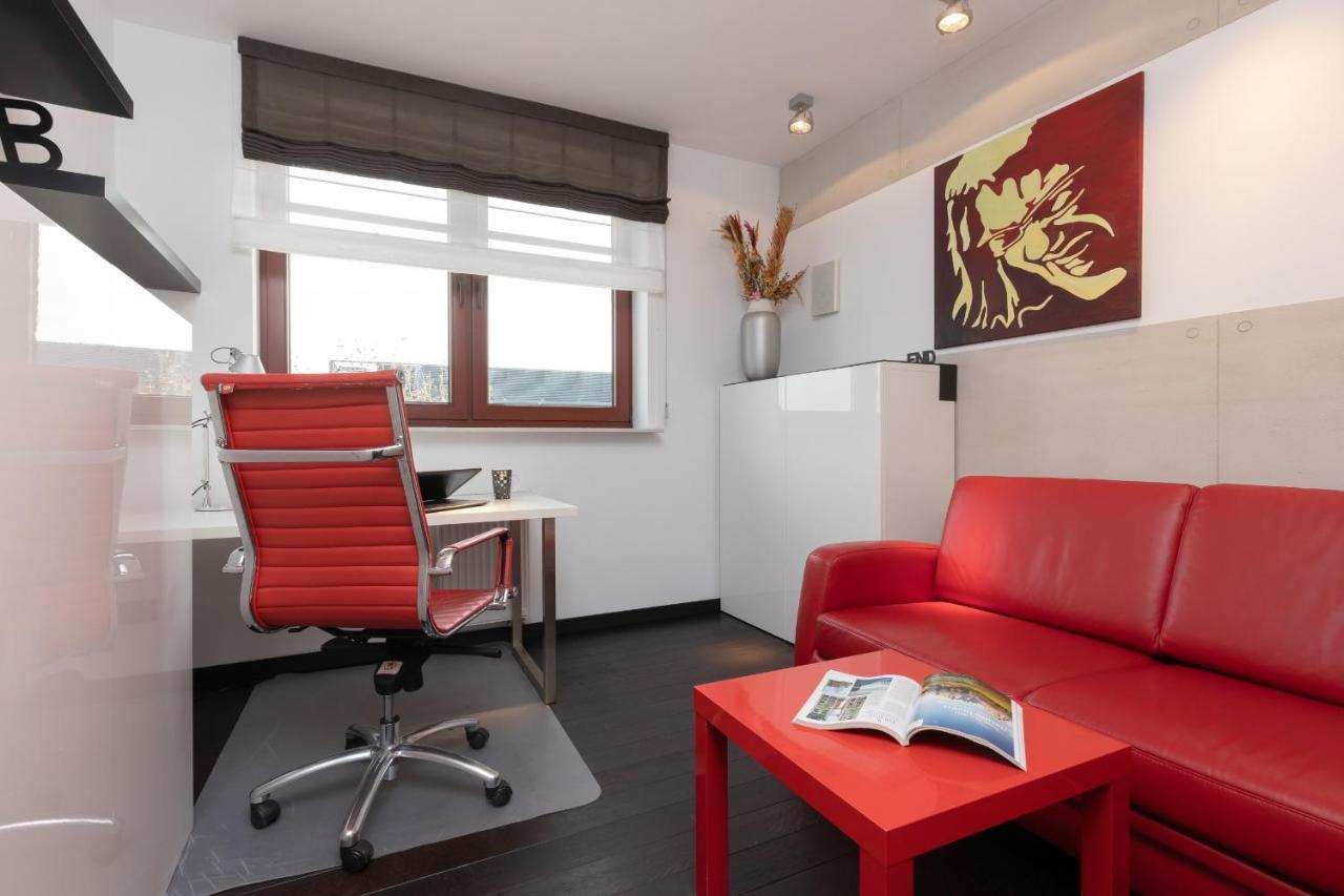 Warsaw Srodmiescie Riverside Three-Bedroom Apartment By Renters Exterior photo