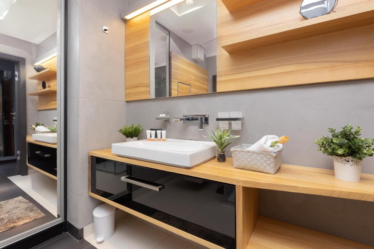 Warsaw Srodmiescie Riverside Three-Bedroom Apartment By Renters Exterior photo