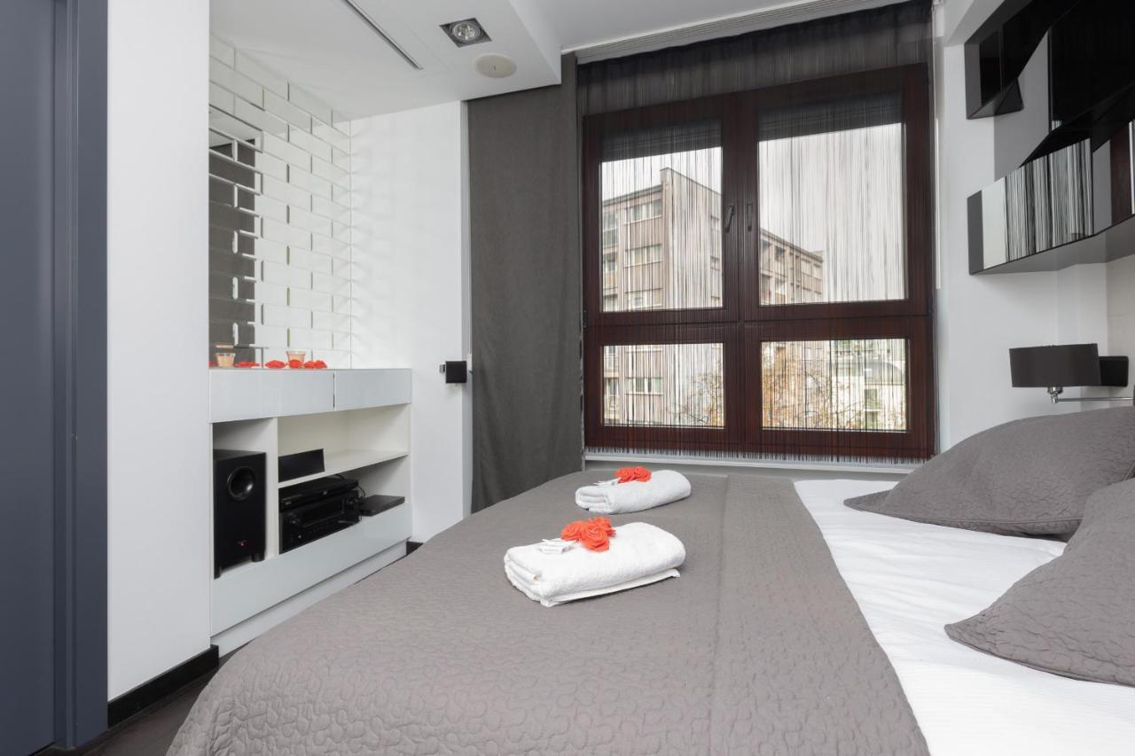 Warsaw Srodmiescie Riverside Three-Bedroom Apartment By Renters Exterior photo